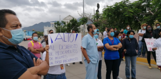 Con bloqueo, personal médico demanda insumos