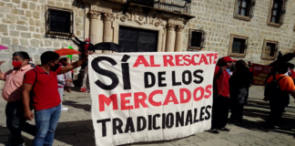 Marchan locatarios establecidos para pedir alto al ambulantaje en Oaxaca
