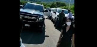 Bloquean camioneta de AMLO para exigir justicia por un doble homicidio