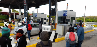 Normalistas “botean” en caseta de Huitzo
