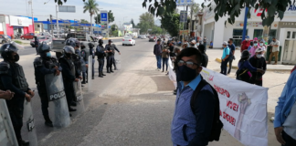 Policías madrugan a normalistas y les impiden bloquear