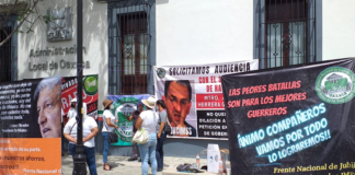 Pensionados del IMSS protestan en el SAT por falta de pagos