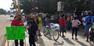 Continúan protestas en rechazo a obra de símbolos patrios