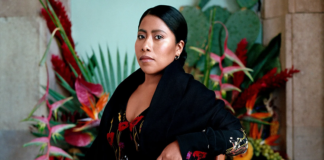 Yalitza Aparicio lleva jeans en tendencia con una blusa hecha en Oaxaca