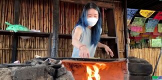 Coreana aprende a hacer tortillas de mano en Oaxaca; así le quedaron