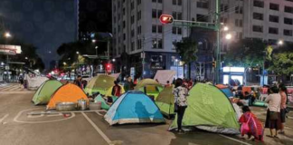 En CdMx, triquis de Oaxaca mantienen plantón en Eje Central