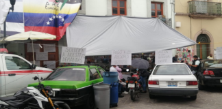 Normalistas instalan plantón en oficinas de la Sección 22