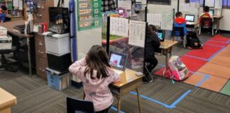 En Florida darán “vales” para cambiar de escuela a niños que sufran “acoso COVID-19”