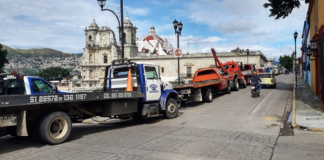 Por segundo día, operadores de grúas exigen diálogo con edil de Oaxaca