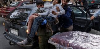 Más de 60 muertos tras atentados en aeropuerto de Kabul