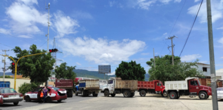 Transportistas instalan bloqueo para exigir obra