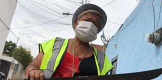 Mujer se arma con machete para hacer frente a la delincuencia en Oaxaca