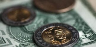 Peso mexicano sigue al alza, a la espera de decisión del BdeM
