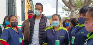 Empleados protestan en el SAT por falta de pagos