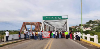 Con bloqueo, denuncian invasión de áreas verdes en Hospital de Tehuantepec
