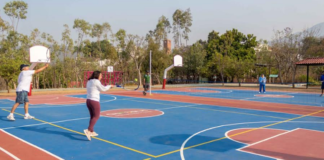 Felipe Carrillo, campeón de tenis e instructor en Administración
