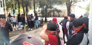 Normalistas secuestran autobuses y camiones de transnacionales; policía instala operativo