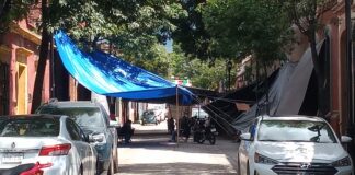 Personal médico y antorchistas mantienen plantón en Casa Oficial