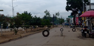 Con bloqueo, locatarios de la central piden cese de policías municipales