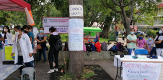 Con consultas gratuitas; personal médico pide recontratación