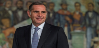 Gabino Cué, entre los beneficiados con viajes pagados por AHMSA