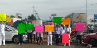 Empleados de salud bloquean carretera en el Istmo