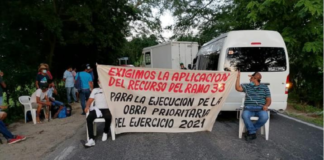 Con bloqueo, pobladores de Manialtepec piden pavimentación