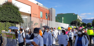 Se moviliza sector salud para exigir recontratación de empleados