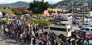 Con marcha, organizaciones sitian la ciudad de Oaxaca