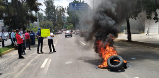 Taxistas de la Costa vandalizan oficinas de Semovi y queman llantas