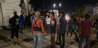 Se enfrentan policías municipales y comerciantes; hay varios lesionados