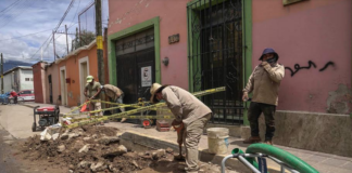 Realiza SAPAO reparación de tubería en calle Díaz Ordaz, Centro
