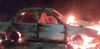 Asaltan a taxista y queman su unidad