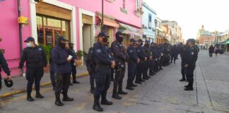 Policías cercan centro histórico para evitar instalación de ambulantes