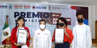 Entrega Injeo Premio Municipal de la Juventud en San Pedro Pochutla