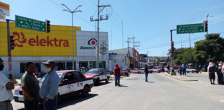 Con bloqueo, taxistas piden diálogo con SEMOVI