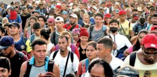 La caravana se multiplica; va chupando gente a su paso