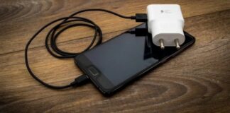 Profeco retira tres marcas de cargadores de teléfono por chafas y peligrosos