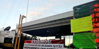 Pobladores de Tlaxiaco toman caseta de Huitzo; piden entrega de recursos