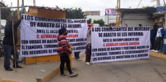 Comerciantes toman estacionamiento en Mercado de Abasto; piden cuentas a Oswaldo