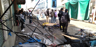 Se enfrentan policías municipales y comerciantes