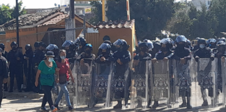 Policías desalojan a comerciantes de la central de Abasto