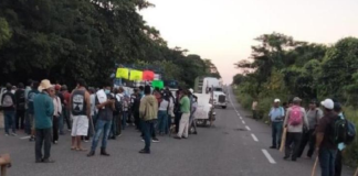 Pobladores de San Juan Mazatlán bloquean carretera en el Istmo