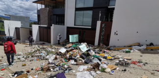 Manifestantes tiran basura en una de las casas de Oswaldo García