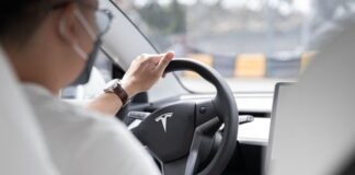 Uber se asocia con Hertz en EU, para ofrecer 50,000 autos Tesla a conductores