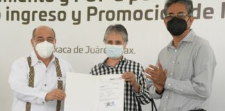 Entrega IEEPO órdenes de adscripción y Formatos Únicos de Personal a docentes