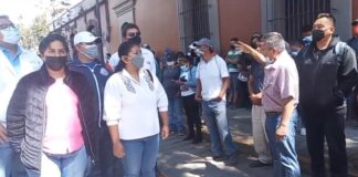 Marchan empleados de salud desalojados de Casa Oficial