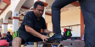 Luis Gerardo González, el boleador de zapatos de la caravana: ‘Oaxaca me ha tratado bien’