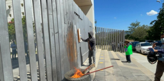 Con quema de llantas, Ayoquezo exige desaparición de poderes