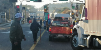 Ex empleados de salud botean en la caseta de Huitzo